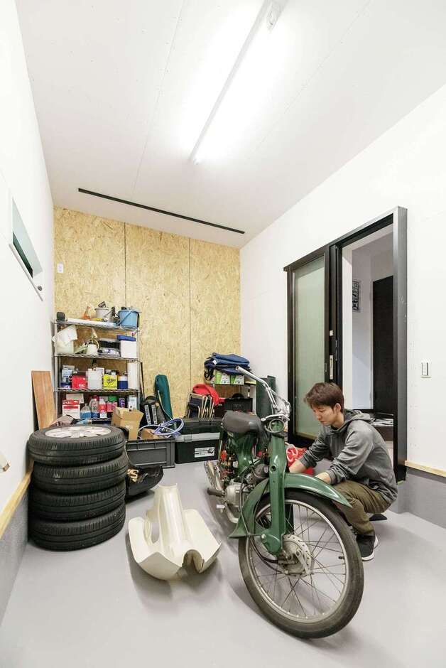 ガレージ内部の壁は後からご主人がDIYで棚の設置や色塗りをする前提でケイカル板のまま