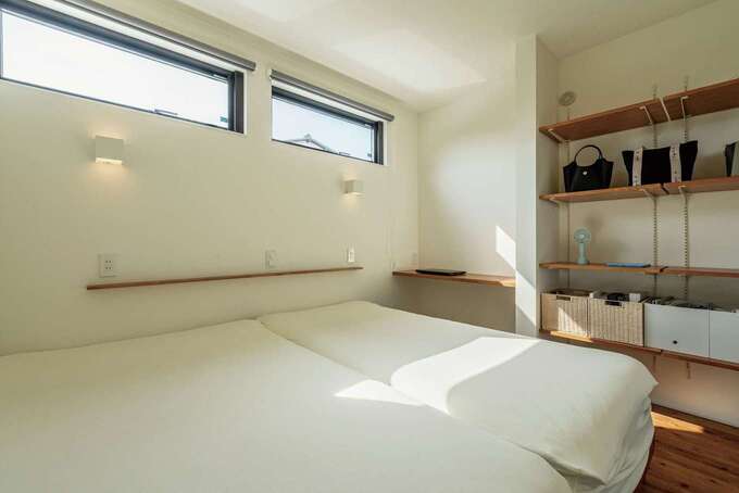 寝室にはカウンターデスクやオープンシェルフを造作