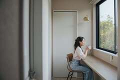 子ども部屋の前に造作した家族共有のワークスペース。ここからの景色を眺めながらコーヒーブレイクや晩酌を楽しむのが奥さまにとって至福のひととき【金子工務店/めぐみ不動産】