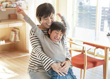 「家でのんびりするのは雨の日くらい」と奥さまが笑うKくん（小１）は元気いっぱい。取材時、仕事で不在だったご主人は東京へ新幹線通勤。信州の自然が好きで、家族でスキーにもよく出かける。