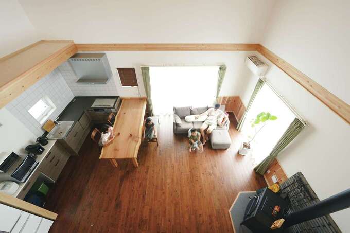 奥さま念願のL字型キッチン。同社が製作した一枚板のテーブルが大空間にマッチ