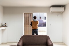 外とつながる大開口のスライディング窓。障子をFIX窓に引き込んでいる為、まるで窓が存在しないような開放感を実感できます。【ワンダーホーム】