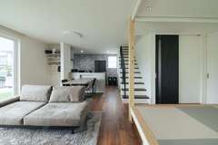 小上がりと階段のラインをそろえ、均整の取れた美しいLDKが実現【子育て安心住宅 Design Craft Office】