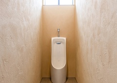 洋式トイレと分けて設けたことで、同時利用や掃除のしやすさも向上。
使いやすさと清潔感にこだわった、快適なトイレ空間です。【臼幸産業】