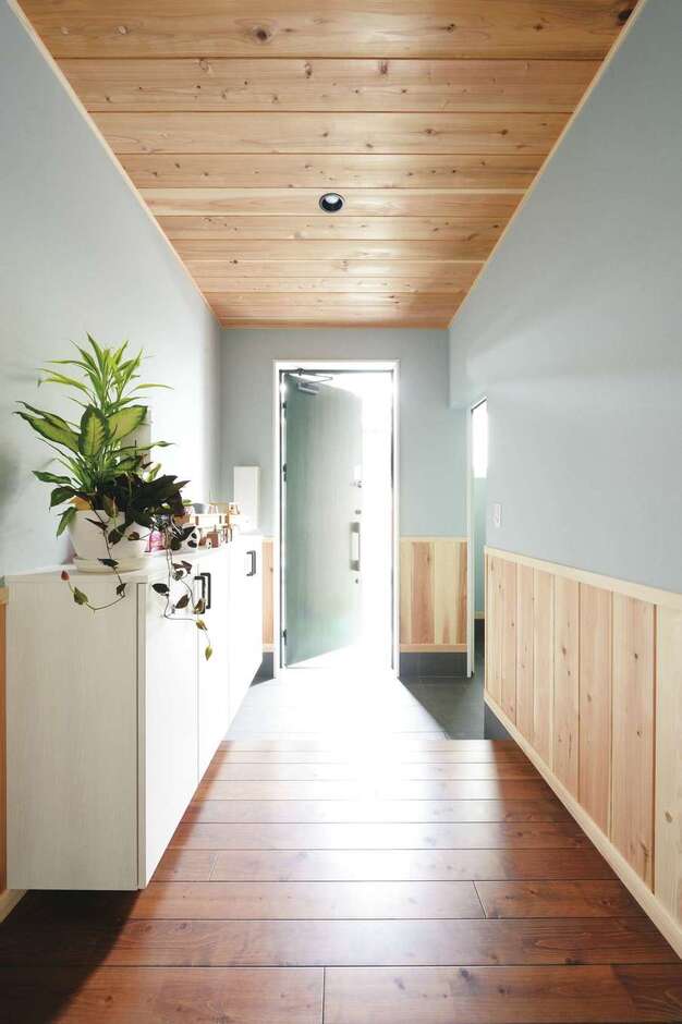 自然素材に囲まれた爽やかな玄関