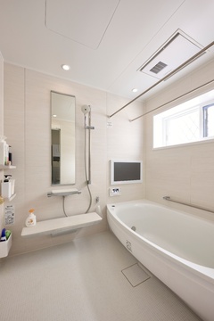 すっきりとしたデザインのバスルーム。大きな窓から自然光が差し込み、明るい雰囲気を演出している。