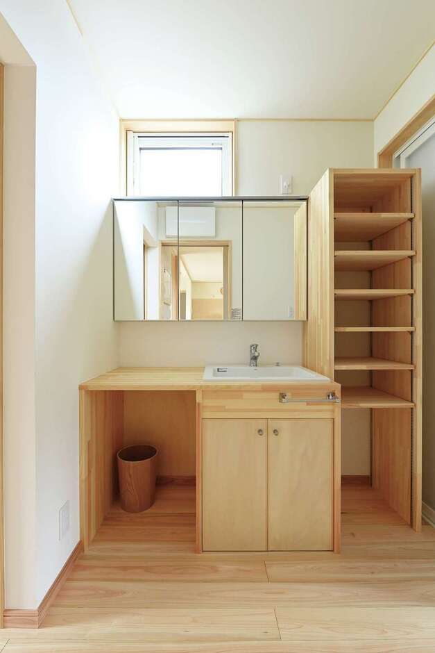 造作の洗面台も既製品とのコラボで理想を実現