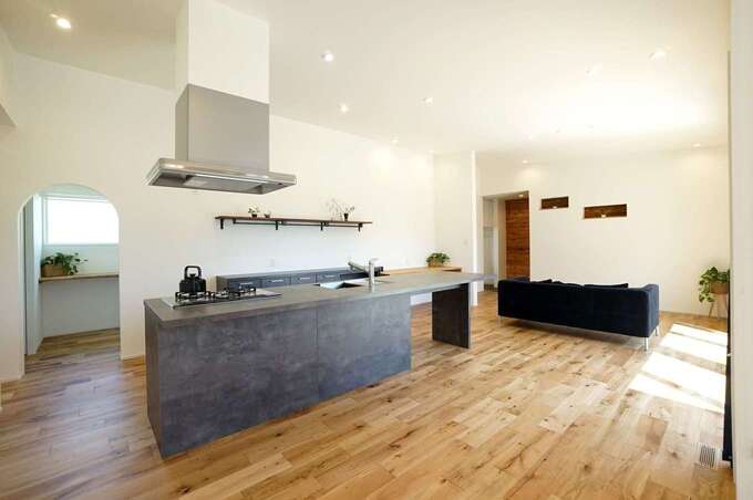 平屋ならではの大空間リビングは28.5畳。キッチンを起点に、どこにでもアクセスしやすい動線が魅力で、家族の気配を常に感じ合える。これほど広い空間ても、高気密・高断熱性能＋24時間熱交換型換気システムにより、夏も冬も温度差の少ない快適な住環境を実現する