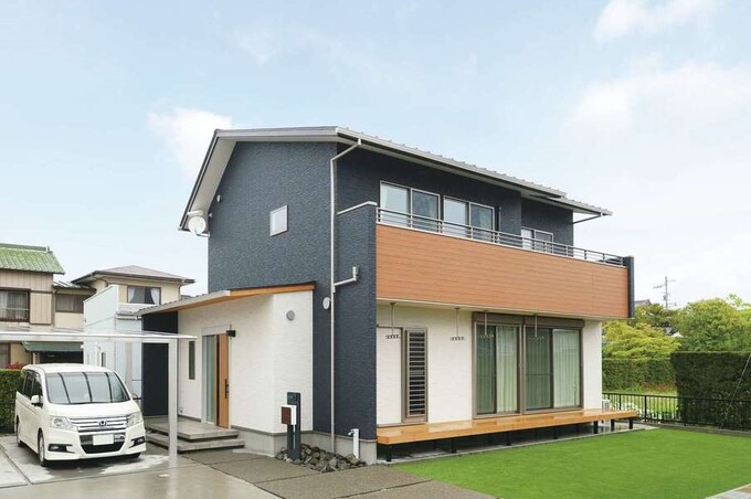 ネイビー色の外壁はご主人がセレクト。進入路と駐車場との位置関係を考慮し、玄関は西側に配置