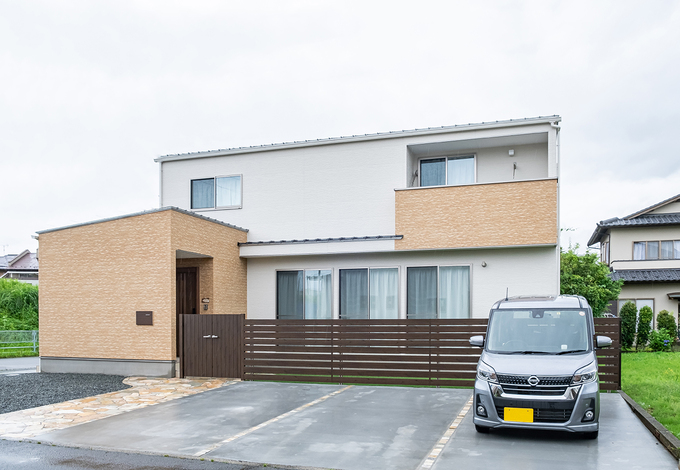室内と同じナチュラルなツートンをベースにした外観。庭にはフェンスを設けているので、リビングの窓が大きくても周囲からの視線は気にならない