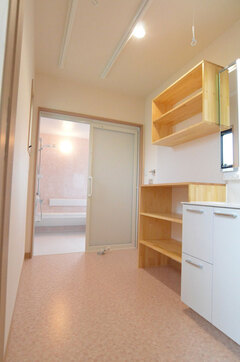 洗面脱衣の収納も、しまうものの量に合わせて造作