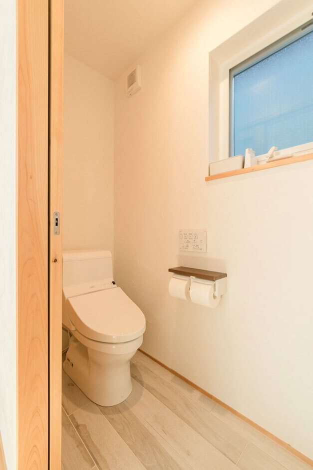 やさしい配色で落ち着いた雰囲気のトイレは、手入れがしやすいシンプルなつくりに