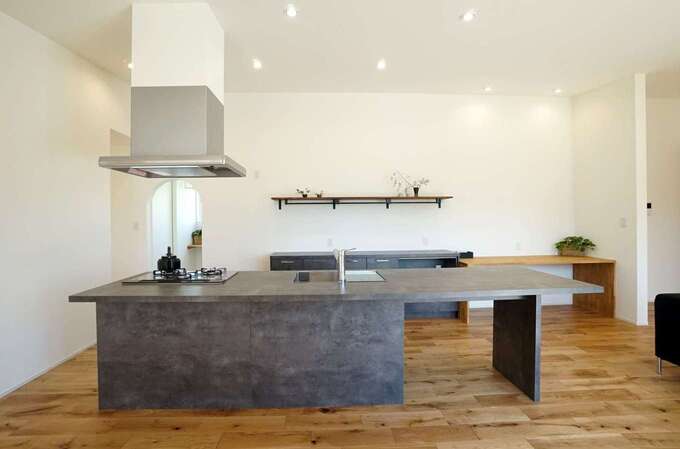 ご主人やママ友といっしょに料理がしたいという奥さまのリクエストに応えて実現したアイランドキッチン。クッキングスタジオをイメージした