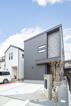 モダンでスタイリッシュな住宅の外観。スッキリとしたデザインが美しく、現代的な印象を与える。【トキワハウス デザイン アンド ビルド（常盤工業）】