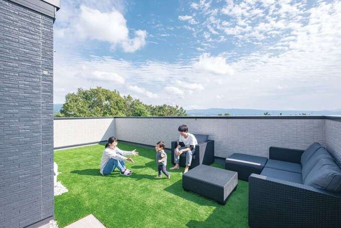 プールによしバーベキューによし、多彩な楽しさをもたらす屋上庭園。天気がよければ富士の姿も