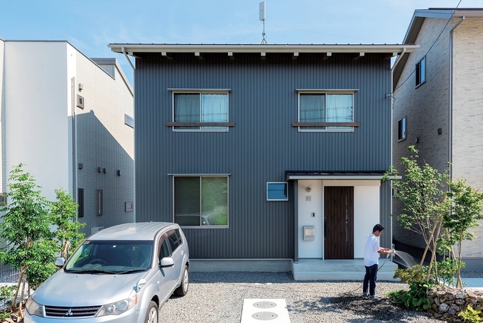 シンプルでモダンな外観の二階建て住宅。ガルバリウム鋼板×ホタテ漆喰の外観。【くふうイエタテ】