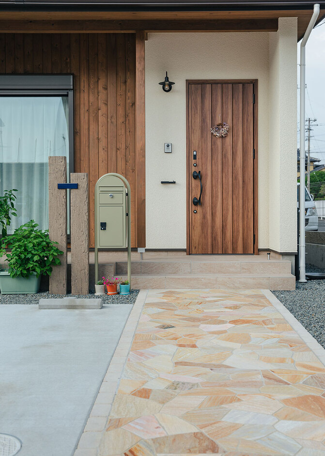 壁や軒天に木を使用。玄関ドアにもマッチ