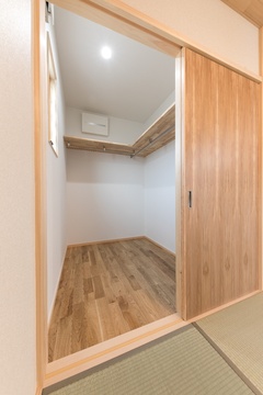 畳の部屋からアクセスできる広々としたウォークインクローゼット。【櫻 工務店】