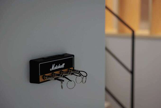 音楽好きが高じて防音室も備えたご夫婦。ギターアンプのジャックを模したキーホルダーの取り付けも、夢だったひとつ