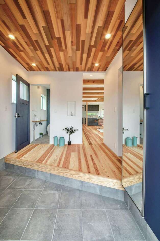 木の香りと質感に癒やされる玄関ホール