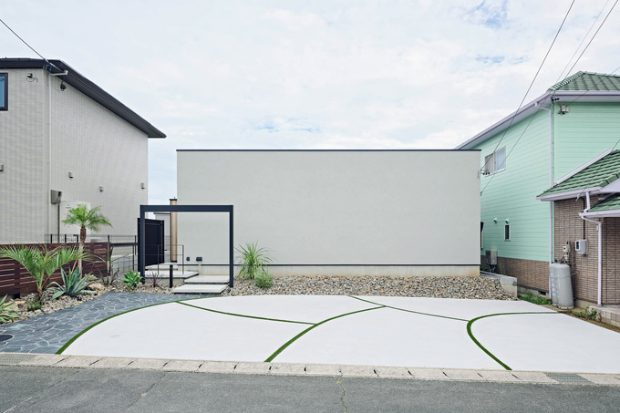 グレーの塗り壁が無機質な雰囲気を醸す外観