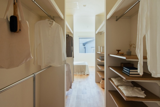 ウォークスルークローゼットを中心に、洋服や小物を効率よく収納できる設計。