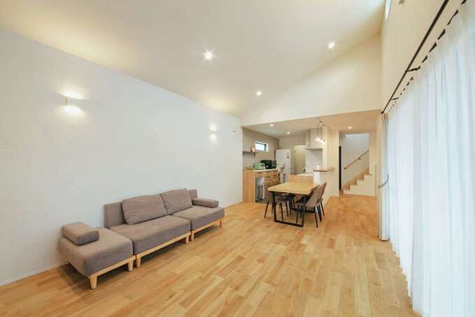 細長い土地からは想像もつかないほど広いLDKは20.5畳。勾配天井と大きな開口部により、いっそう広く感じられる。壁は調湿性にすぐれた漆喰で、夏のジメジメや冬の過乾燥を防いでくれる