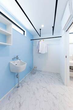 洗濯はランドリールームで完結。多目的シンクも設置