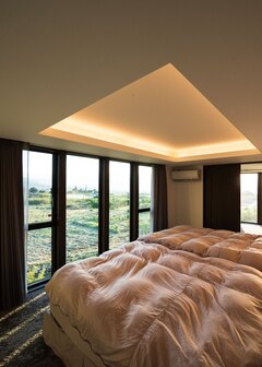 見晴らしのいい主寝室は、開放的なロケーションを活かして天井までのハイサッシに