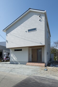 シンプルでモダンな外観デザインの住宅。スッキリとした形状が周囲の景観と調和している。【トキワハウス デザイン アンド ビルド（常盤工業）】