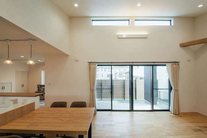 細長い土地に、明るくて広いLDKができるのかと不安を感じられていましたが、勾配天井の採用など、設計でハンディを解消し、ご満足いただきました