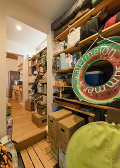 玄関ホールの土間収納にはアウトドア用品を整理。その奥のパントリーを通り、キッチンへと続く便利な動線【仲田工務店】