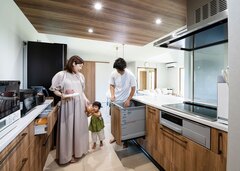 ご主人も料理をすることから、キッチンのワークスペースを広めに確保【Nhouse】