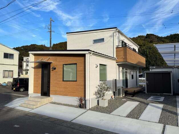 勾配をつけた屋根と、2種類のサイディングを組み合わせたデザインが特徴的なシンプルモダンの外観