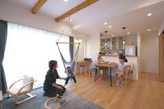 飽きが来ない普遍的で上質なデザインが得意な同社。ナチュラルで暮らしやすい空間に、奥さまのインテリアのセンスが光る