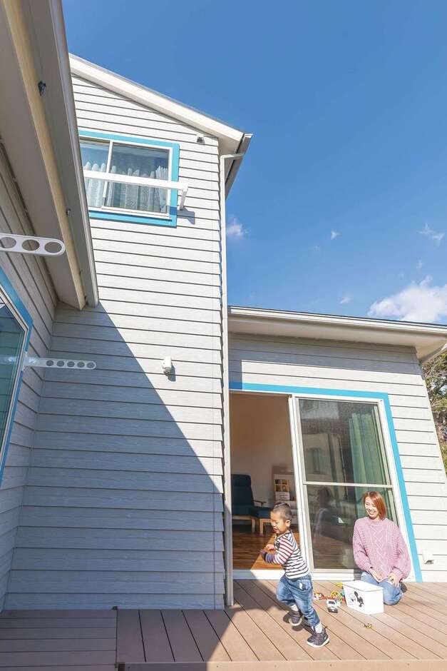 大きなウッドデッキでBBQや子どもと水遊びをするのが夢だったTさん。南面に設置したウッドデッキは外からの視線に晒されることもなく、さまざまなアウトドアライフを楽しめる