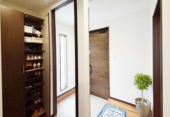 玄関ホールに隣接した土間収納。靴やアウトドアグッズなどもしまっておける【吉川住建】