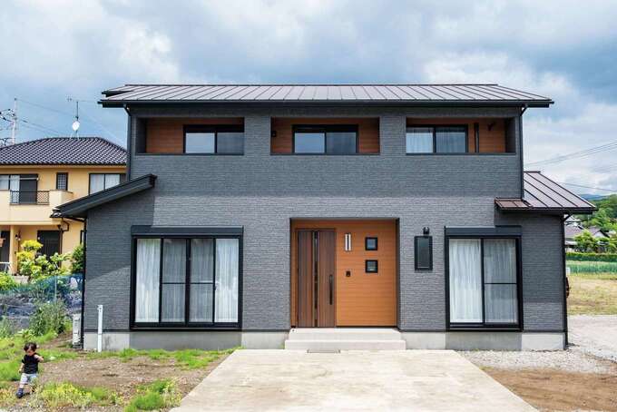 オーソドックスな外観に屋根付きベランダの意匠で個性を演出。2階には5.2畳の洋室が2つと、9.3畳の寝室。3畳のトレーニングルームも確保