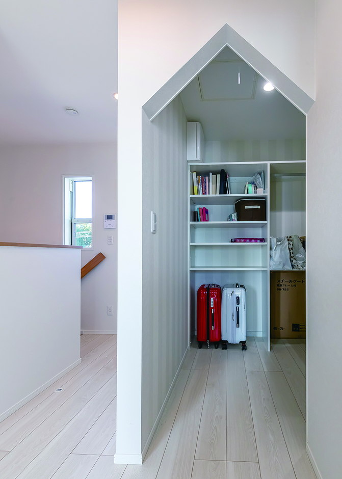 三角垂れ壁が可愛らしいウォークインクローゼット。収納力も抜群