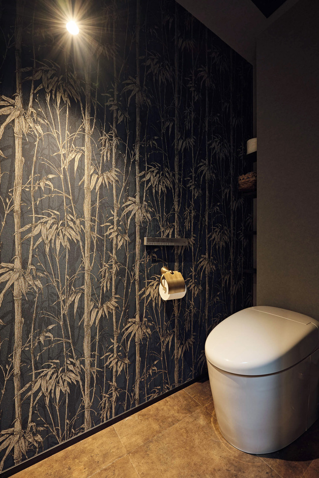 トイレはバンブー柄の壁紙を用い個性を演出