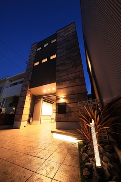 夜のシーンを彩るモダンな外観。照明が建物を引き立たせ、落ち着いた雰囲気を演出している。都会的な洗練を感じるデザイン。【ホームラボ】
