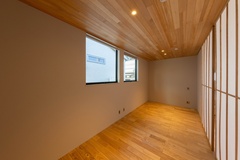 障子の扉が特徴的な大きな子供部屋。真ん中に壁を設置して仕切りを作り、二部屋の子ども部屋に変えることも可能。