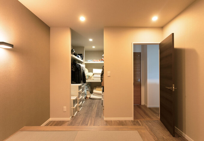 大容量のウォークインクローゼットには、夫婦2人分の衣類や寝具をまとめて収納できる