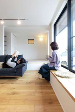 窓際の造作ベンチは見学会を参考にしたもの【KUREKEN HAUS（榑林建設）】