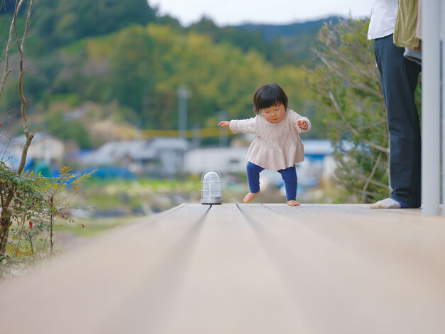 素足でも安心して走り回れる無垢のウッドデッキ