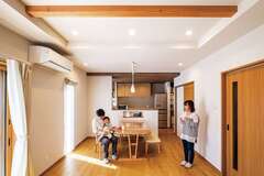 LDKは奥さまの希望でキッチンから全体を見渡せるつくりに。天井の高さとテイストに変化をつけながら、空間の役割をさりげなく分けている。【ぽっくハウス伊豆半島店（島崎創建）】