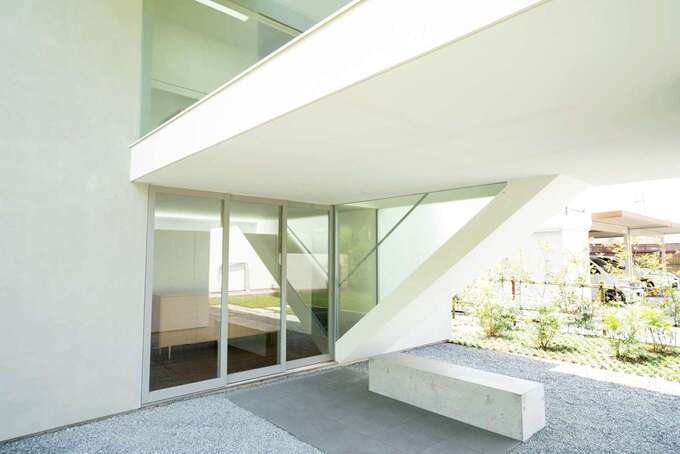 土間は広く、という希望は予想を遙かに上回るピロティとして完成