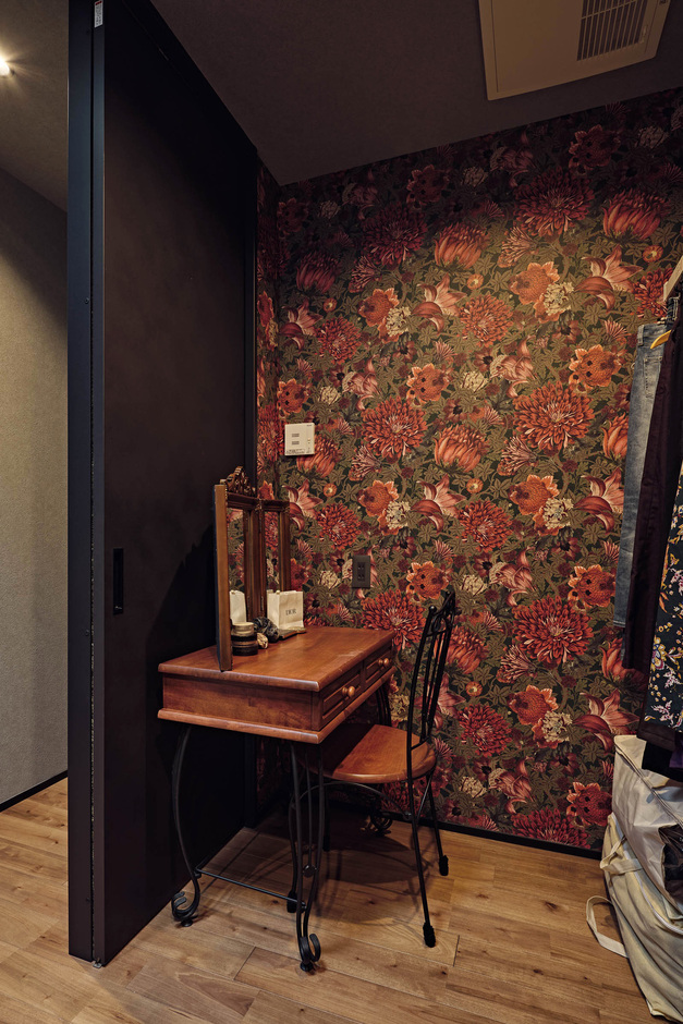 ウォークインクローゼットには奥さまの好みの大柄の壁紙を用いゴージャスにコーディネート。クローゼット内にドレッサーを置くスペースもあらかじめ確保した