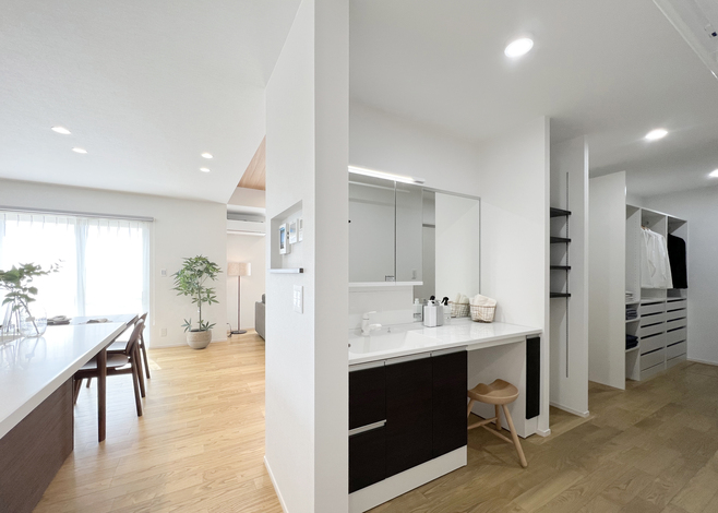 キッチンはぐるっと回遊でき、リビングへも洗面へもつながる。洗面から左はリビングへ、右は脱衣・浴室へ。2つの回遊動線で家事楽を叶えた間取りが、時間と心にゆとりを生み出す