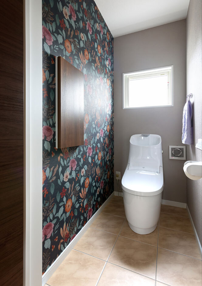 トイレは花柄のアクセントクロスにグレーのクロスを組み合わせてエレガントにコーディネート